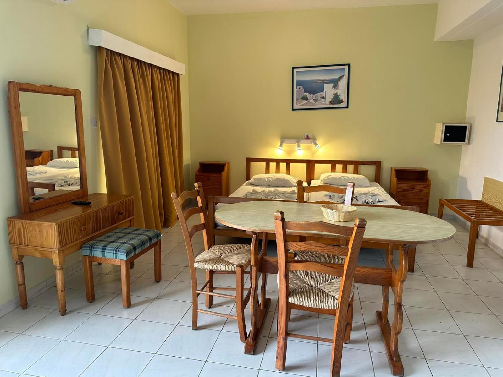 Island Budget Apartments Paphos Exteriör bild